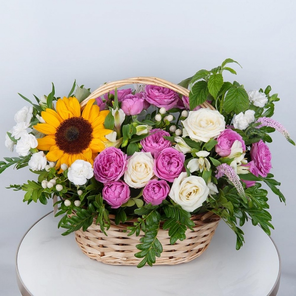 Sunflower - 1, Spray peony rose Misty Bubbles, 50 cm - 4, White rose 50 cm - 9, White spray carnation - 5, Alstromeria white, soft pink - 6, Medium Basket, Oasis, Veronica spray, Hypericum, Pistachio