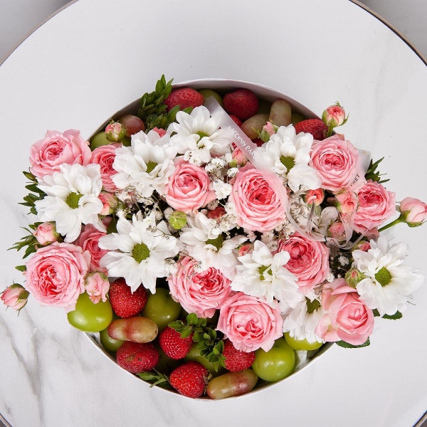 Bacardi White Spray Chrysanthemum - 2, Peony sprayrose - 2, Gypsophila - 3, Circular arrangement box, Oasis, Pistachio, Fresas 250 g, Grapes, Film, Ribbon