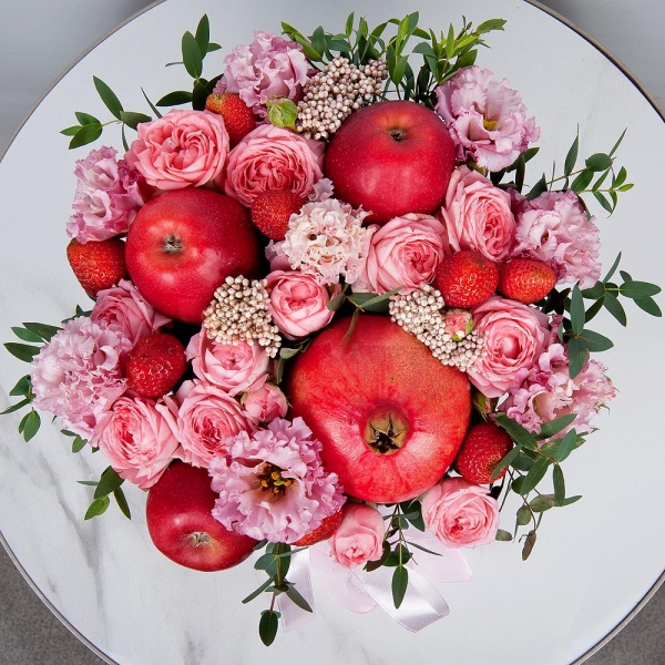 Peony sprayrose - 3, Pink Lisianthus (Eustoma) - 6, Round flower box medium, Oasis, Ozotamnus, Eucalyptus, Apple, 1 pc., Pomegranate, Fresas 250 g, Wooden skewer, Wrapping Paper