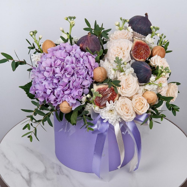 Blue/purple hydrangea - 1, White Matthiola - 7, Peony sprayrose - 3, Baltica White Spray Chrysanthemum - 4, Round flower box medium, Oasis, Eucalyptus parvifolia (1 pc.), Walnut (10 pieces), Fig, Wooden skewer, Ribbon