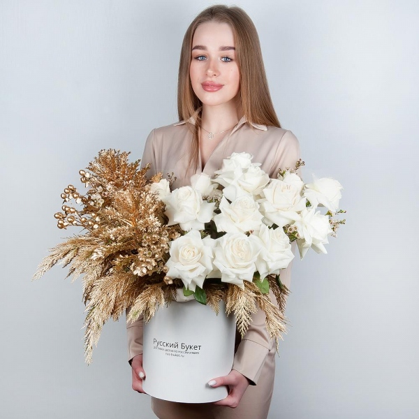 White rose 50 cm Ecuador - 21, Oasis, Round flower box medium, Waxflower (1 pc.), Hypericum, Thuja, Brassica
