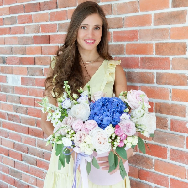 Blue/purple hydrangea - 1, Rose Powder 50 cm Ecuador (Quicksand, Menta) - 9, Peony style roses - 6, White Matthiola - 5, Spray rose: white, cream, light pink 50 cm - 8, Purple Lisianthus (Eustoma) - 6, Round flower box medium, Oasis, Wrapping Paper, Eucalyptus populus (1 pc.), Hypericum, Veronica spray