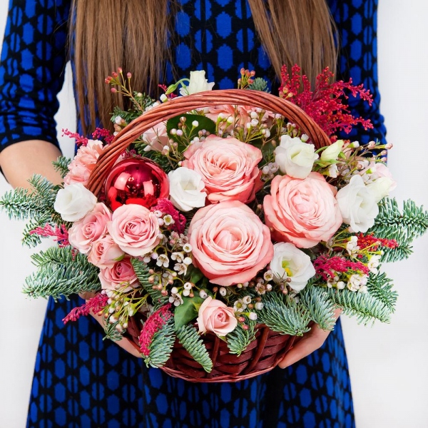 Peony rose Kahala 50 cm - 3, Bright pink spray rose mix, 50 cm - 3, lisianthus - 3, Carnation white, cream - 2, Small Basket, Spruce branches (1pc.), Oasis, Solidago (1 pc.), Waxflower (1 pc.), Christmas decor (set)