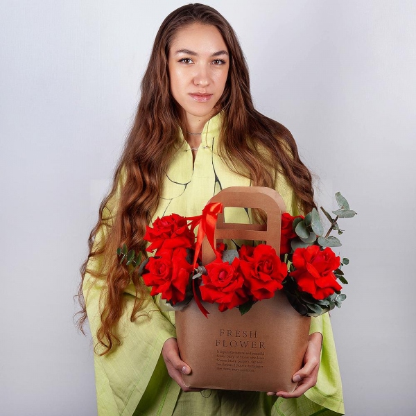 Red rose Nina 50 cm - 11, Flower bag, Oasis, Eucalyptus, Ribbon