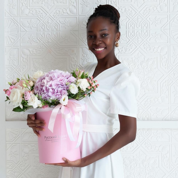 Pink Hydrangea - 1, White rose 50 cm - 5, Pink rose 50 cm - 5, Peony sprayrose - 2, lisianthus - 2, Pink carnation - 10, White spray carnation - 5, Alstromeria white, soft pink - 6, Spray rose: white, cream, light pink 50 cm - 2, Pink Lisianthus (Eustoma) - 1, Round flower box medium, Oasis, Ribbon, Ozotamnus, Hypericum, Pistachio