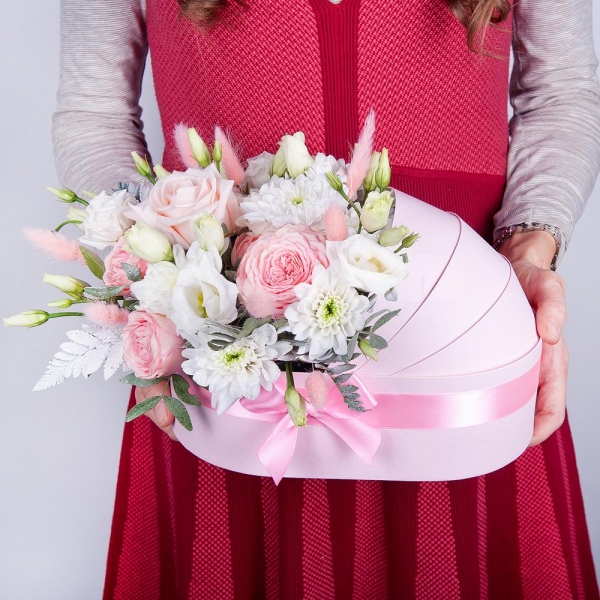 Baltica White Spray Chrysanthemum - 2, Peony sprayrose - 1, Pink rose 50 cm - 3, lisianthus - 1, Composition Box, Oasis, Pistachio, Fern (1 pc.), Dried flowers decor
