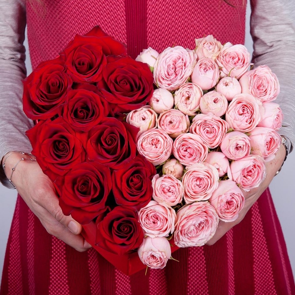 Red rose 50 cm - 12, Peony sprayrose - 6, Heart‑shaped box for arrangements, Oasis
