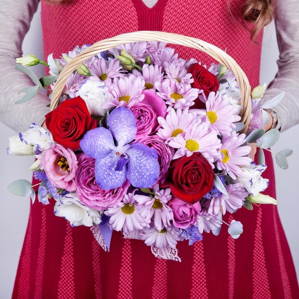Vanda Orchid bud - 2, Bacardi Pink Spray Chrysanthemum - 3, Purple Lisianthus (Eustoma) - 2, Red rose 50 cm - 5, Spray peony rose Lavander, 50 cm - 1, Small Basket, Oasis, Flask for orchids, Pistachio, Blue Statice, Ribbon