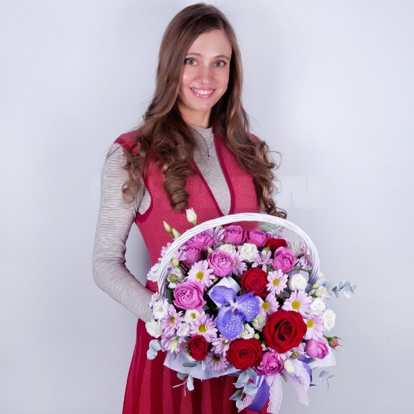 Vanda Orchid bud - 2, Bacardi Pink Spray Chrysanthemum - 4, Spray peony rose Misty Bubbles, 50 cm - 3, Purple Lisianthus (Eustoma) - 4, Red rose 50 cm - 7, Medium Basket, Oasis, Eucalyptus Cinerea, Flask for orchids, Aspidistra (1 pc.), Pistachio, Ribbon