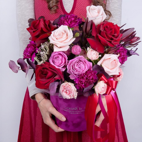 Rose Red 50 cm Ecuador - 3, Pink rose 50 cm - 4, Spray peony rose Misty Bubbles, 50 cm - 3, Pink carnation - 5, Round flower box small , Oasis, Brunia Green Lanuginosa (1 pc.), Eucalyptus Cinerea, Leukodendron, Ribbon, Wrapping Paper