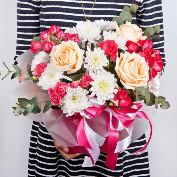 Rose Cream 50 cm - 3, Baltica White Spray Chrysanthemum - 3, Bright pink spray rose mix, 50 cm - 4, Composition Box, Oasis, Eucalyptus Cinerea, Wrapping Paper