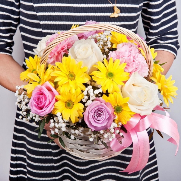 White rose 50 cm - 5, Pink rose 50 cm - 6, Pink carnation - 3, Bacardi Yellow Spray Chrysanthemum - 3, Gypsophila - 1, Small Basket, Oasis, Pistachio