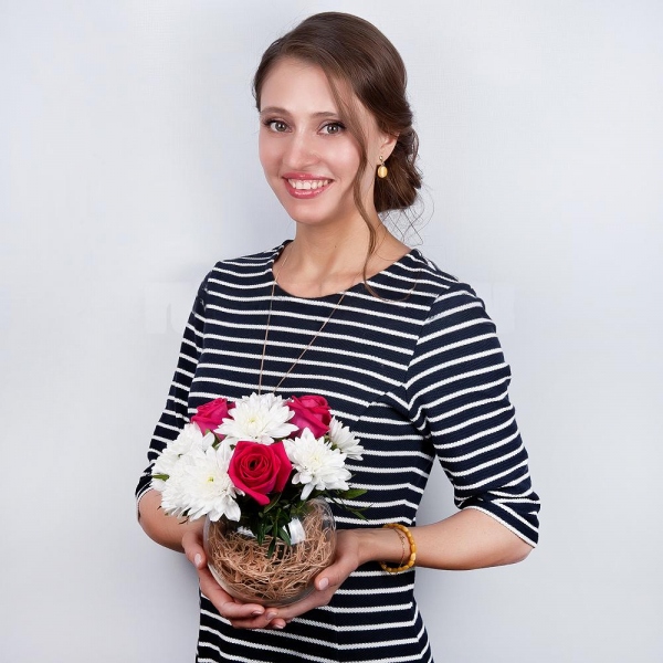 Pink rose 50 cm - 3, Baltica White Spray Chrysanthemum - 2, Transparent vase, Oasis, Sisal, Pistachio
