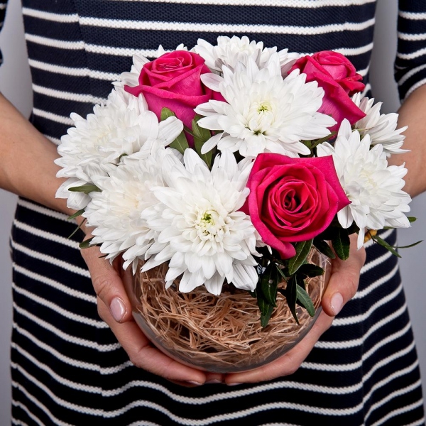 Pink rose 50 cm - 5, Baltica White Spray Chrysanthemum - 2, Transparent vase, Oasis, Sisal, Pistachio