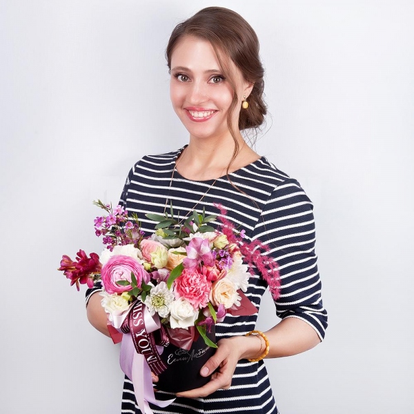 Ranunculus Pink - 1, Freesia - 1, Alstromeria white, soft pink - 2, Pink carnation - 2, Spray rose: white, cream, light pink 50 cm - 3, lisianthus - 1, Baltica White Spray Chrysanthemum - 1, Pink tulip - 1, Round flower box small , Oasis, Waxflower (1 pc.), Dried flowers decor, Wrapping Paper, Eucalyptus