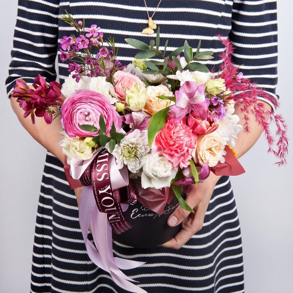Ranunculus Pink - 1, Freesia - 1, Alstromeria white, soft pink - 2, Pink carnation - 2, Spray rose: white, cream, light pink 50 cm - 3, lisianthus - 1, Baltica White Spray Chrysanthemum - 1, Pink tulip - 1, Round flower box small , Oasis, Waxflower (1 pc.), Dried flowers decor, Wrapping Paper, Eucalyptus