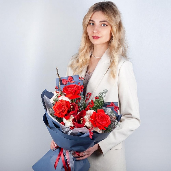 Red rose Nina 50 cm - 3, Red amaryllis - 1, Peony sprayrose - 6, Spruce branches (1pc.), Artificial branch, Ilex, Wrapping Paper
