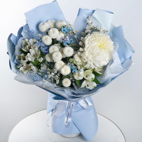 Chrysanthemum white Bigoudi - 1, Newton White Spray Chrysanthemum - 2, Alstromeria white, soft pink - 6, Oksipetalum, Limonium (1 pc.), Dried flowers in assortment, Wrapping Paper