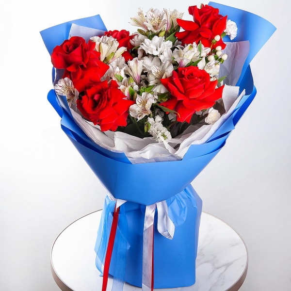 Red rose Nina 50 cm - 7, Bacardi White Spray Chrysanthemum - 3, Alstromeria white, soft pink - 9, White spray carnation - 2, Hypericum, White statice, Wrapping Paper