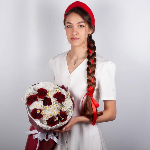 Baltica White Spray Chrysanthemum - 1, Carnation red - 15, Chamomile - 2, Wrapping Paper