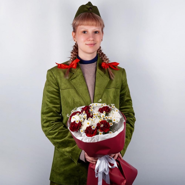 Baltica White Spray Chrysanthemum - 1, Carnation red - 19, Chamomile - 2, Wrapping Paper