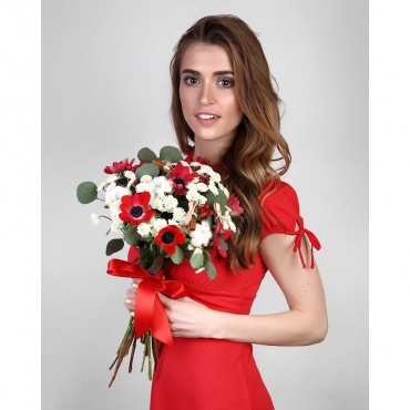 Red anemone - 7, Athos poms Stallion - 7, Hypericum, Eucalyptus populus (1 pc.), Cotton bud, Cinnamon decorative packaging, Ribbon