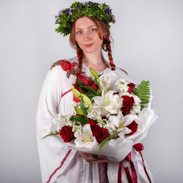 Rose Red 50 cm Ecuador - 17, Baltica White Spray Chrysanthemum - 2, White Matthiola - 7, Lilies - 2, Fern (1 pc.), Wrapping Paper