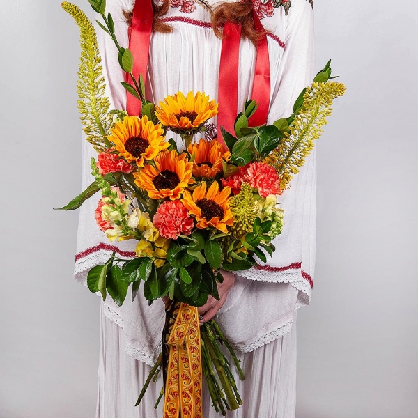 Sunflower - 5, Pink carnation - 9, White Matthiola - 3, White Delphinium - 3, Pittosporum, Ribbon