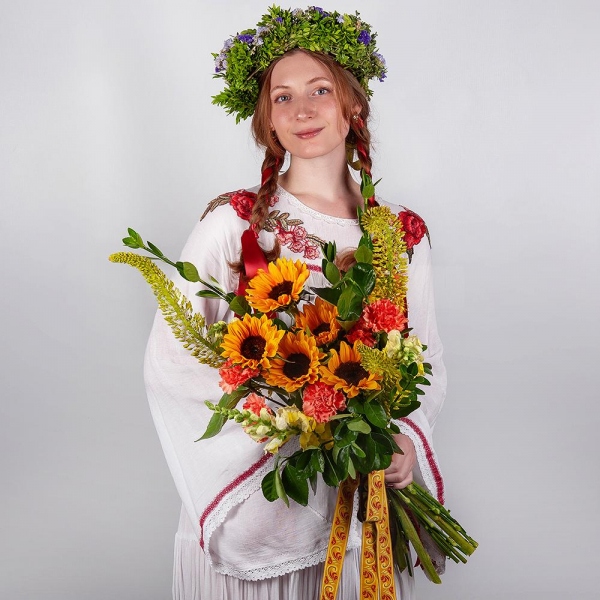 Sunflower - 5, Pink carnation - 9, White Matthiola - 3, White Delphinium - 3, Pittosporum, Ribbon