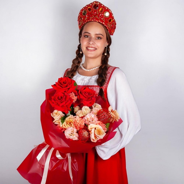Роза Нина красная 50 см - 5, Роза Эквадор кремовая 50 см  - 4, Гвоздика белая, кремовая - 3, Лизиантус (Эустома) розовый - 2, Роза кустовая белая, кремовая, нежно-розовая 50 см - 2, Малина ветка, Современная упаковка, Нутан