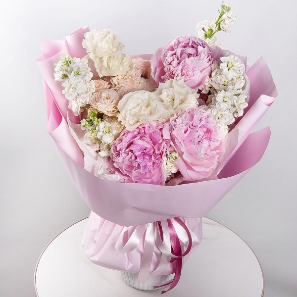 Peony pink - 3, Baltica White Spray Chrysanthemum - 5, lisianthus - 3, Peony sprayrose - 5, White Matthiola - 11, Wrapping Paper