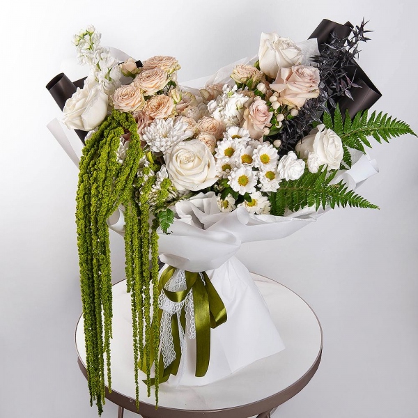Cream Rose 50 cm Ecuador (Creme Caramel) - 9, White rose 50 cm Ecuador - 8, Spray rose: white, cream, light pink 50 cm - 5, White Matthiola - 5, lisianthus - 2, Baltica White Spray Chrysanthemum - 1, Santini White Spray Chrysanthemum - 1, Hypericum, Amaranth stabilized, Fern (1 pc.), Wrapping Paper, Dried flowers in assortment