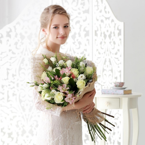 White rose 50 cm - 12, Alstromeria white, soft pink - 4, lisianthus - 6, Green bell (1 pc.), Salal, Sackcloth, 1m, String 1 meter