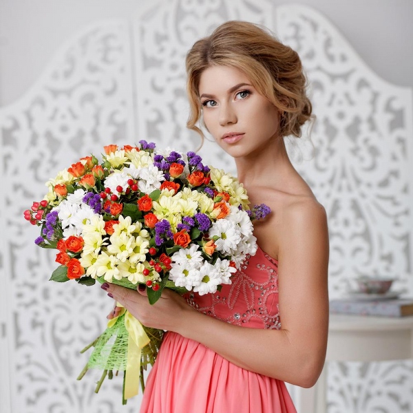 Spray rose: yellow, orange 50 cm - 11, Bacardi White Spray Chrysanthemum - 6, Bacardi Yellow Spray Chrysanthemum - 5, Blue Statice, Hypericum, Sisal, Ribbon