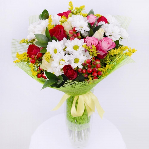 Rose 40 cm - 17, Bacardi White Spray Chrysanthemum - 6, Hypericum, Solidago (1 pc.), Ruscus, Jute 1 meter, Ribbon