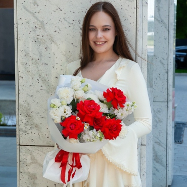 Red rose Nina 50 cm - 4, Chamomile - 1, White Matthiola - 2, lisianthus - 2, Baltica White Spray Chrysanthemum - 1, Carnation white, cream, Wrapping Paper