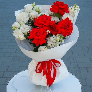 Red rose Nina 50 cm - 4, Chamomile - 1, White Matthiola - 2, lisianthus - 2, Baltica White Spray Chrysanthemum - 1, Carnation white, cream, Wrapping Paper