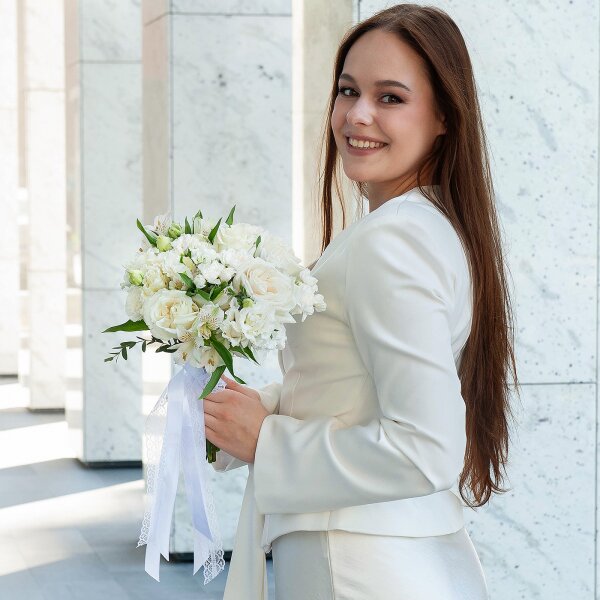 White rose 50 cm Ecuador - 5, Alstromeria white, soft pink - 6, lisianthus - 3, White spray carnation - 5, White Matthiola - 1, Carnation white, cream - 7, Ribbon