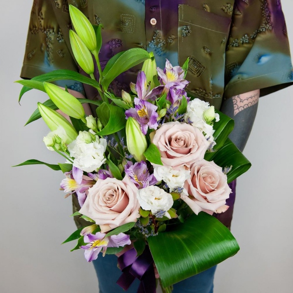 Lilies - 2, lisianthus - 3, Alstromeria lilac, purple - 3, Rose Powder 50 cm Ecuador (Quicksand, Menta) - 5, Limonium (1 pc.), Aspidistra (1 pc.), Ribbon