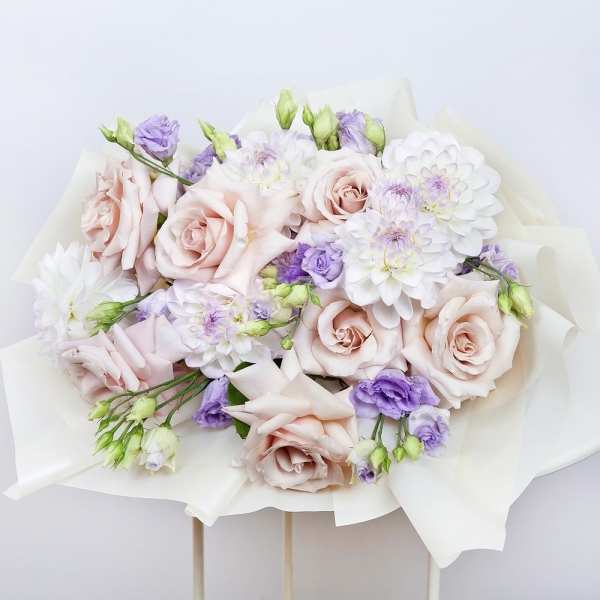 Rose Powder 50 cm Ecuador (Quicksand, Menta) - 9, White Dahlia - 6, Purple Lisianthus (Eustoma) - 4, Wrapping Paper
