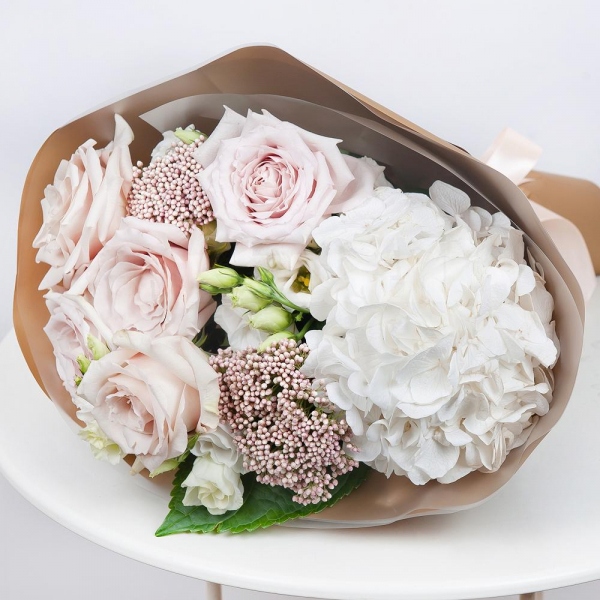  White Hydrangea - 1, lisianthus - 3, Rose Powder 50 cm Ecuador (Quicksand, Menta) - 7, Ozotamnus, Wrapping Paper