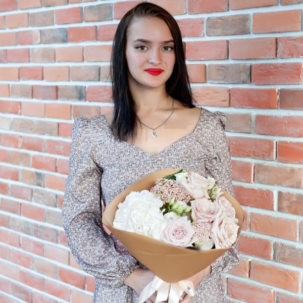  White Hydrangea - 1, lisianthus - 5, Rose Powder 50 cm Ecuador (Quicksand, Menta) - 8, Ozotamnus, Wrapping Paper
