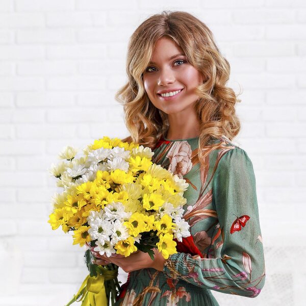 Bacardi Yellow Spray Chrysanthemum - 15, Bacardi White Spray Chrysanthemum - 6, Ribbon