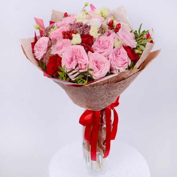 David Austin peonyroses - 23, lisianthus - 8, Red rose 50 cm - 9, Sedum, Pistachio, Film, Paper luxury, Ribbon, Hypericum