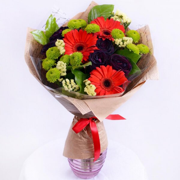Rose black - 9, Gerbera red - 5, Athos pom Feeling Green - 4, Yellow Statice, Salal, Wrapping Paper, Ribbon