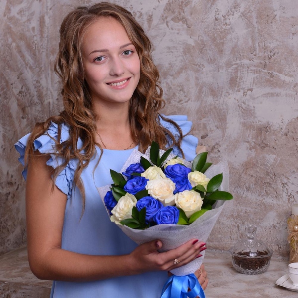 Rose blue - 12, White rose 50 cm Ecuador - 9, Ruscus, Wrapping Paper