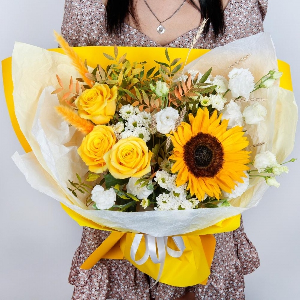 Sunflower - 1, Santini White Spray Chrysanthemum - 4, lisianthus - 3, Yellow rose 50 cm - 4, White spray carnation - 2, Pistachio, Wrapping Paper, Dried flowers decor