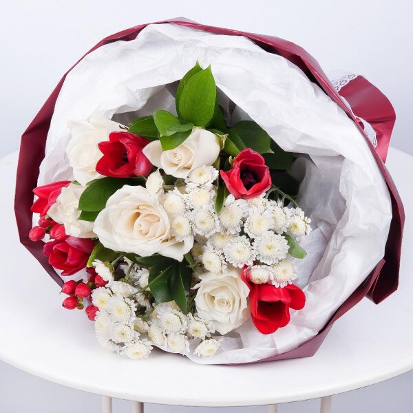 Red tulip - 7, Athos poms Stallion - 3, Rose white Kenya - 5, Hypericum, Ruscus, Wrapping Paper