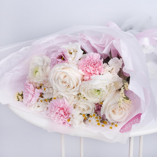 Ranunculus White - 3, White rose 50 cm - 7, Pink carnation - 7, Chamomile - 2, lisianthus - 3, Yellow Statice, Wrapping Paper, Ribbon