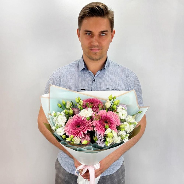 Gerbera pink - 3, White Matthiola - 2, Carnation white, cream - 3, lisianthus - 2, Peony sprayrose - 2, Pink Lisianthus (Eustoma) - 2, Wrapping Paper
